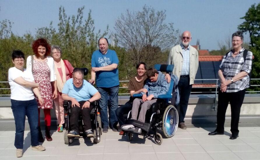 Besucher und Bewohner auf der Sonnenterasse