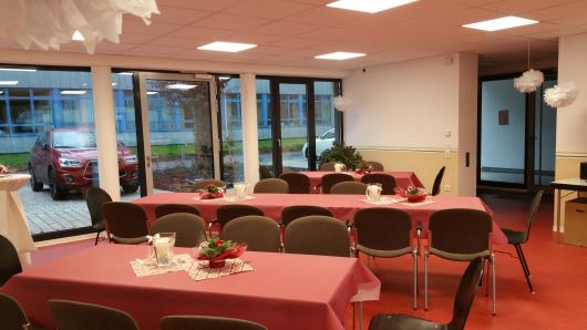 Festlich geschmücktes Bewohnercafé